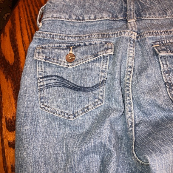 Lee 8 petite just below the waist capris with button pockets on back EUC - Picture 3 of 3